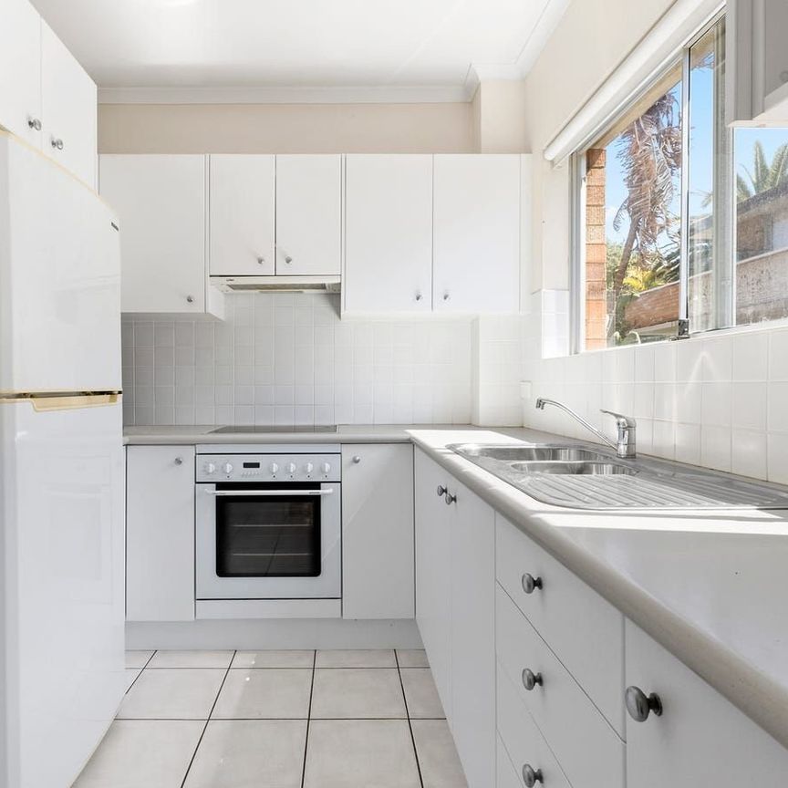 Modern 2-Bedroom Home Moments from Collaroy Beach - Photo 1