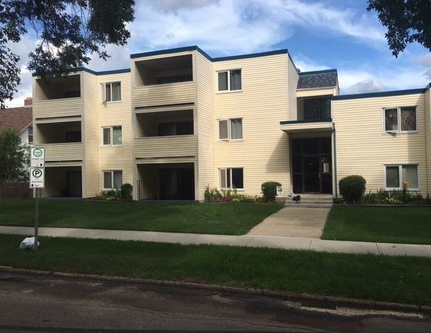 ADULT BUILDING! Large Bedroom, Close to NAIT, Grant MacEwan University & Kingsway Gard | 11043 108 St Nw, Edmonton - Photo 1