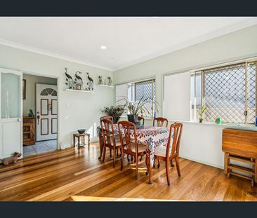 SPACIOUIS THREE BEDROOM HOME IN GREAT LOCATION - WALK TO EVERYTHING! - Photo 1