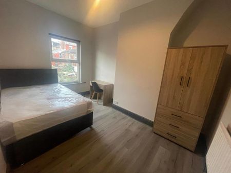 4 bedroom end of terrace house to rent - Photo 3