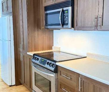 5 1/2 MEUBLÉ Air climatisé, Lave-vaisselle, micro-onde, aspirateur,... - Photo 4