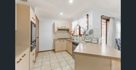 Spacious Family Living in a Prime Narre Warren Location!! - Photo 2