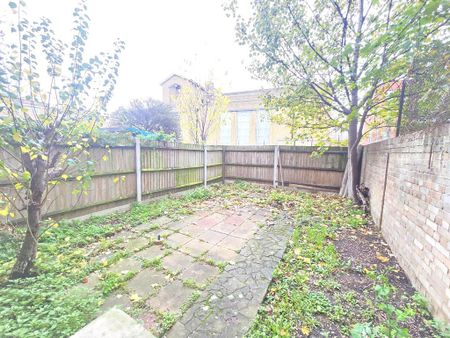 3 bedroom ground floor maisonette to rent - Photo 3