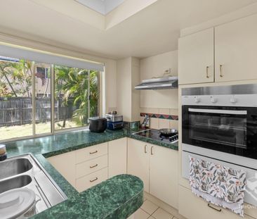 FAMILY-FRIENDLY BENOWA TOWNHOUSE – SPACE, PRIVACY & AN UNBEATABLE L... - Photo 6