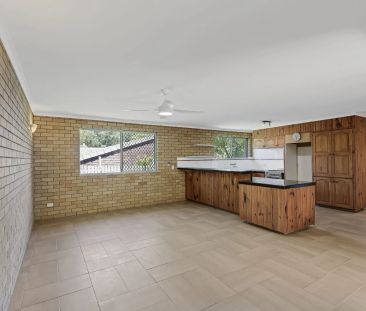 Lowset Family Home in perfect location - Photo 6