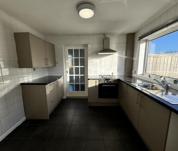 3 bedroom semi-detached house to rent - Photo 6