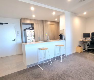 Modern 1 Bedroom + Study Nook Apartment with Bay Views $585/week - Photo 4