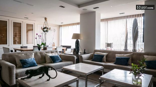 Double bed in Room for rent in stunning 5-bedroom apartment in Mirasierra - Photo 1