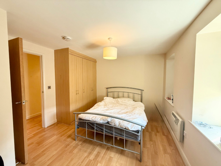 Fabulous two bedroom, furnished apartment with balcony in the historic Lace Market - Photo 5