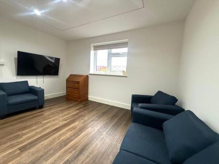 1 bedroom in a house share to rent - Photo 2