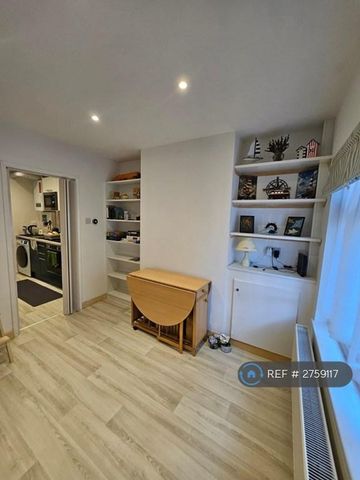 2 bedroom semi-detached house to rent - Photo 4