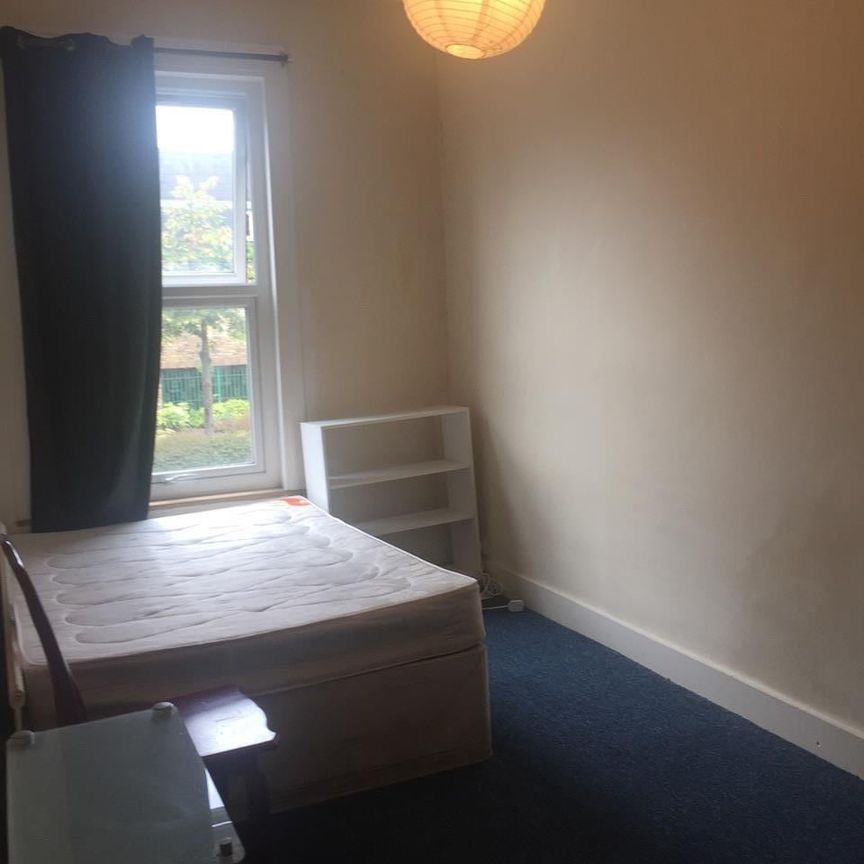 2 Bed Flat, London, SW8 - Photo 1