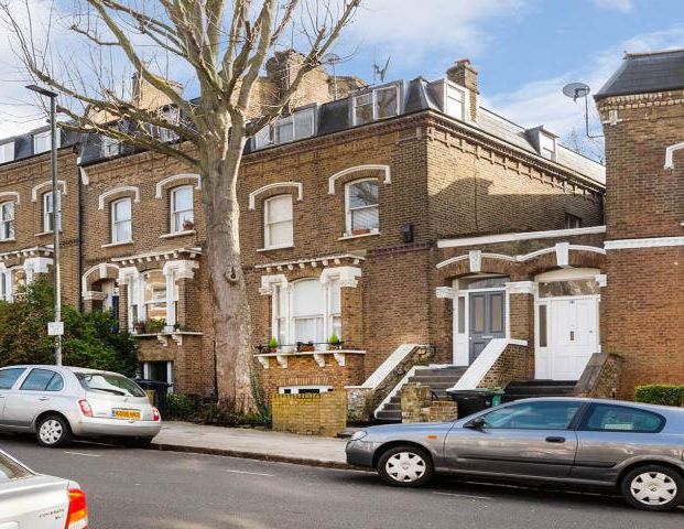 Spacious two bed within a period house on a tree lined st mins to tube and shops - Photo 1