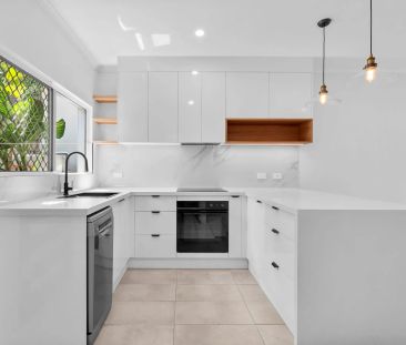 Stunning Freshwater townhouse, prime location & secure complex - Photo 4