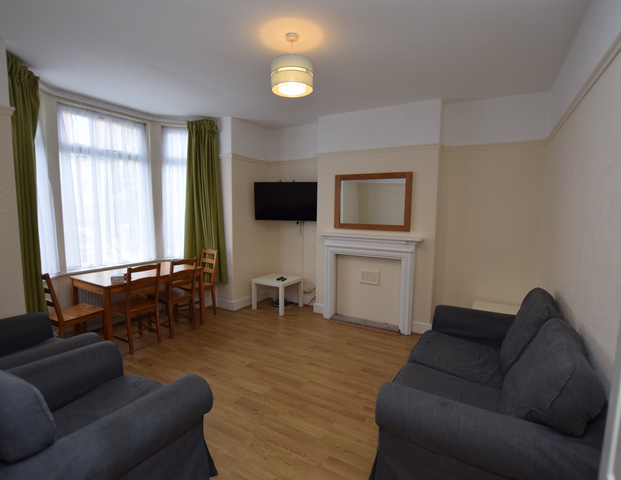 Rothesay Avenue Room 4 - Photo 1