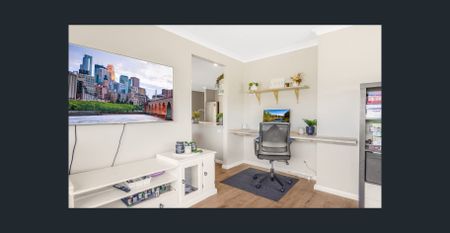 Impressive Family Home with Swimming Pool! - Photo 3