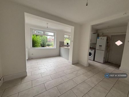 3 bedroom semi-detached house to rent - Photo 5