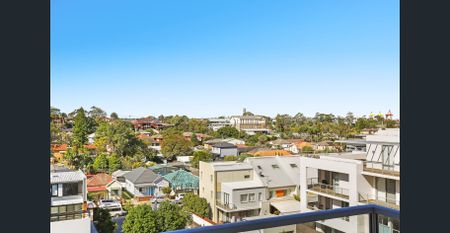 Stylish Three-Bedroom Apartment with Uninterrupted District Views - Photo 5