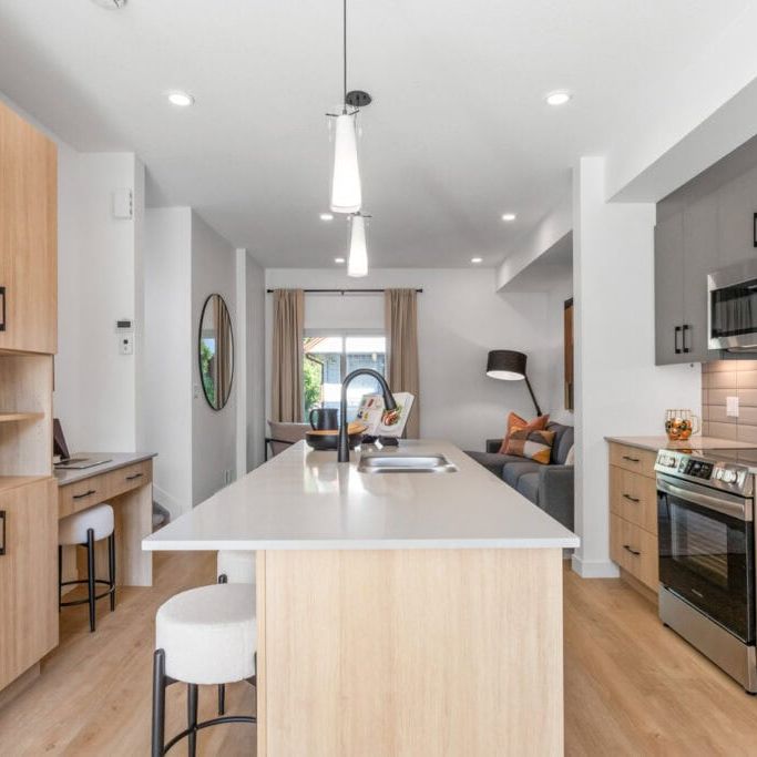 Edmonton Unfurnished townhouse Rental in West Jasper Place - Stylish, Spacious 3 Bedroom Main Floor Living - Photo 1