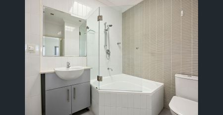 Lakeside apartment just moments from the beach - Photo 4