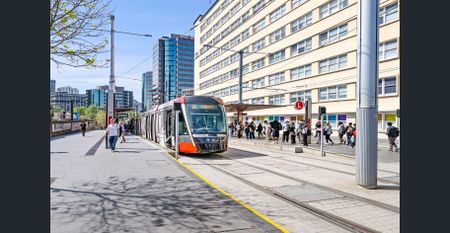 PERFECTLY POSITIONED ONE-BEDROOM APARTMENT WITH CBD VIEWS - Photo 2