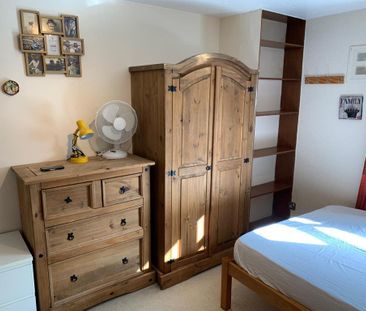 1 bedroom in a flat share to rent - Photo 3