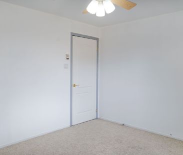 For Lease - 270 Brittany Drive Unit# 406, Manor Park - Cardinal Gle... - Photo 2