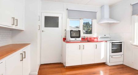 Three Bedroom Home - Pet Friendly - Photo 2