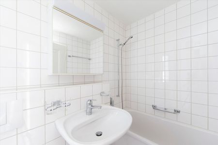 "Available immediately - Your new home in a family-friendly neighborhood" - Photo 3