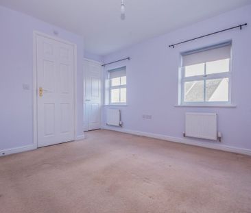 3 bedroom end of terrace house - Photo 1