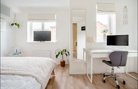 Room in a Shared House, Harlinger St, SE18 - Photo 2