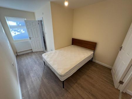 4 bedroom semi-detached house to rent - Photo 4