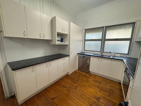 Queenslander in Convenient Location - Photo 2