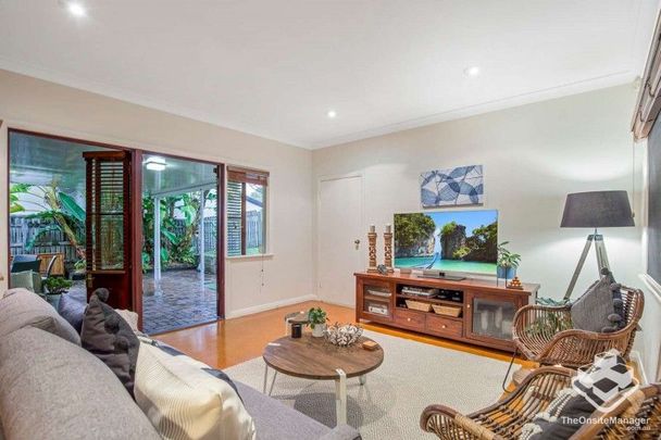Furnished four bedrooms house at front of Park, Heart of Toowong - Photo 1