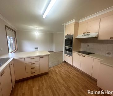 Spacious & Centrally Located in walking distance to shops & cafes - Photo 5