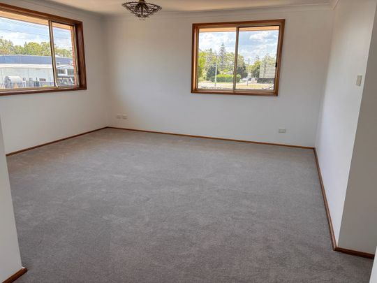 Centrally located 4 bedroom home - Photo 1