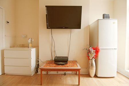 1 bedroom in a house share to rent - Photo 2