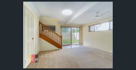 AIR CONDITIONED 2 BEDROOM TOWNHOUSE WITH COURTYARD - Photo 2