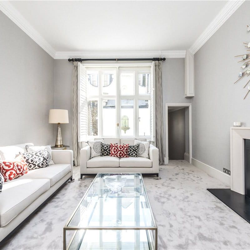 Smart, recently refurbished flat situated on the raised ground floor or this beautiful period building. EPC Rating C - Photo 1