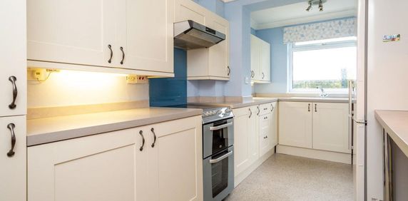 3 bedroom semi-detached property to rent - Photo 2