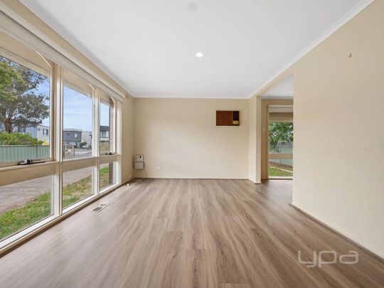 3 BEDROOM FAMILY HOME - Photo 1