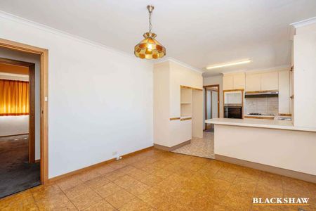 Spacious & Inviting Family Home in the Heart of Weetangera - Photo 4