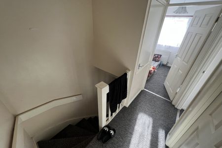 Winnington Close - Photo 2