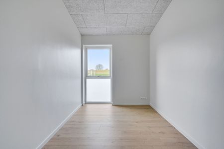 Rækkehus i nyere kvarter med legeplads og grønneområder, med plads til fælleskab - Photo 2