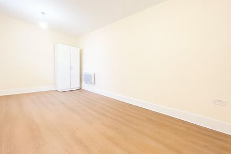 4 bedroom semi-detached house to rent - Photo 5