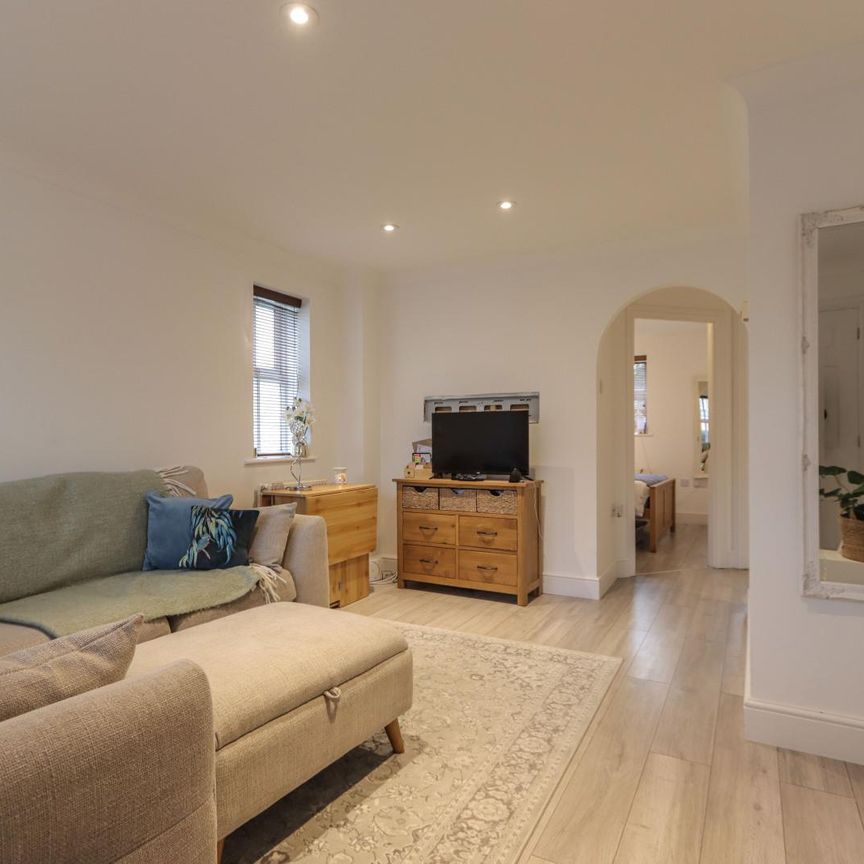 Byewaters, Watford, Hertfordshire, WD18 - Photo 1