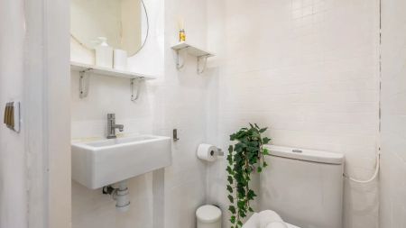 Room in a shared 5-bedroom apartment for rent in El Gòtic, no domiciliation allowed. - Foto 5