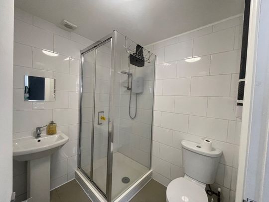 Studio Flat, Greyhound Hill, NW4 - Photo 1