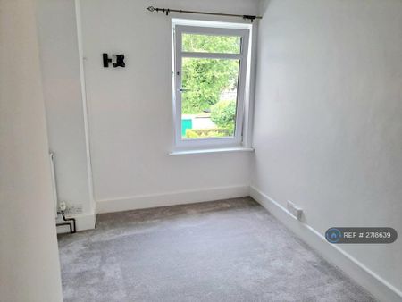 2 bedroom end of terrace house to rent - Photo 4