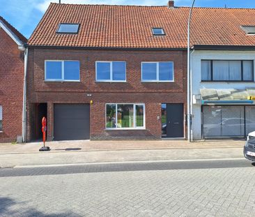 Gerenoveerd duplex-appartement met 3 slaapkamers, terras met tuin, 2 autostaanplaatsen en fietsenberging. - Foto 1